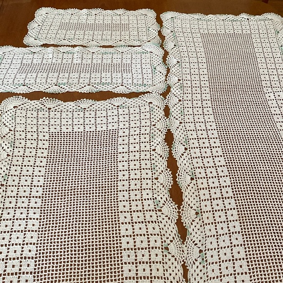 VTG Handmade Crochet Doilies Set of 4 - Picture 2 of 9